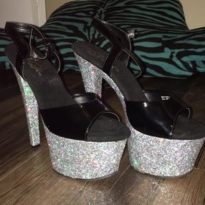 NEVER WORN OR TAKEN OUT OF THE BOX.